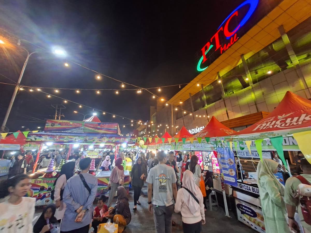 Traditional Palembang street food market with vendors preparing authentic local dishes