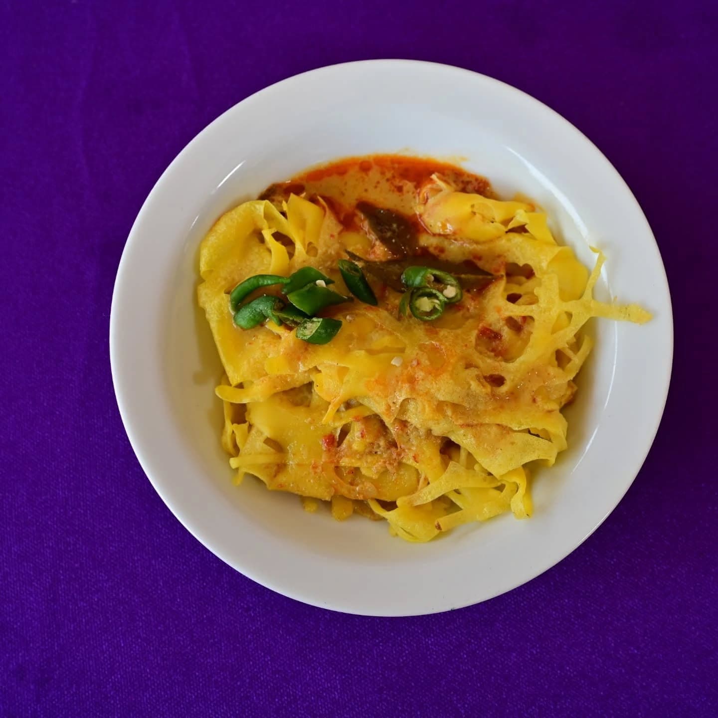 Ragit: Sensasi Gulungan Roti Jala dalam Kuah Kari